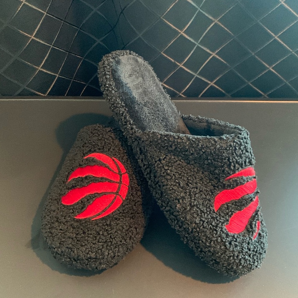 Men’s Raptors Slippers - Picture 3 of 12